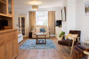 3 Bedroom House with Courtyard Garden and Parking